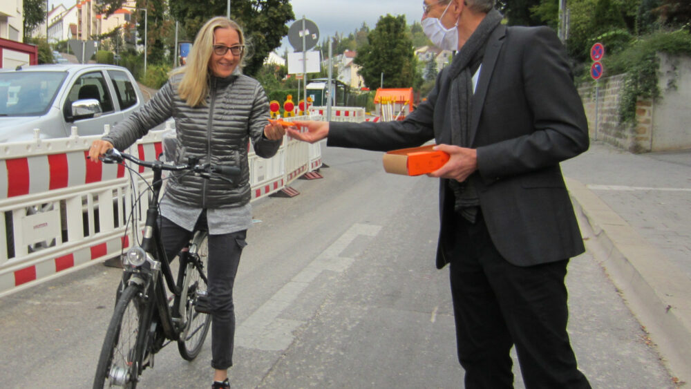 Baubürgermeister Wilfried Wallbrecht bedankt sich zusammen mit dem ADFC bei Allen, die umweltfreundlich mit dem Rad oder zu Fuß unterwegs sind.