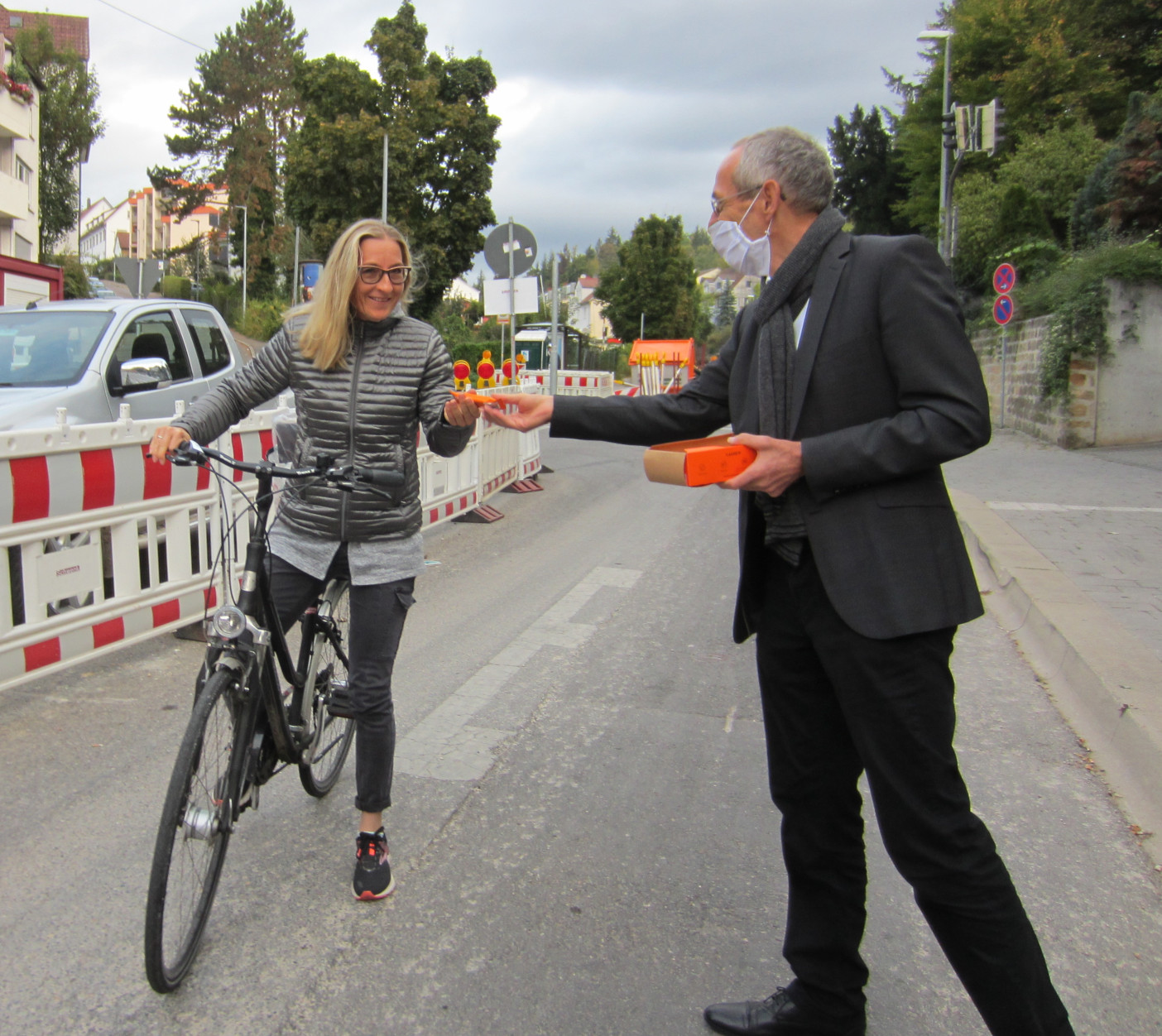 Baubürgermeister Wilfried Wallbrecht bedankt sich zusammen mit dem ADFC bei Allen, die umweltfreundlich mit dem Rad oder zu Fuß unterwegs sind.